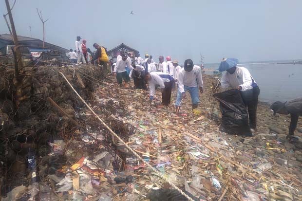 Ratusan Warga Bersihkan Pantai dan Selat Sunda dari Sampah