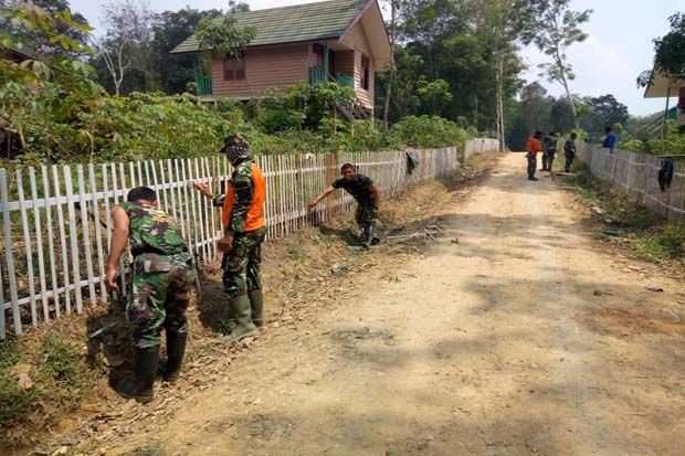 Satgas TMMD dan Warga Gotong Royong Bersihkan Jalan Lingkungan Desa