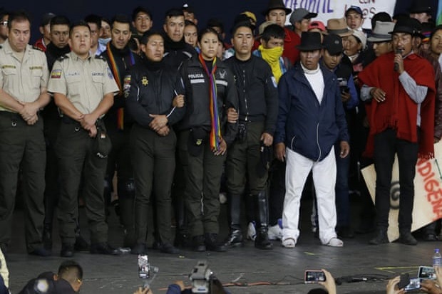 Demonstran Ekuador Tawan dan Pajang Para Perwira Polisi