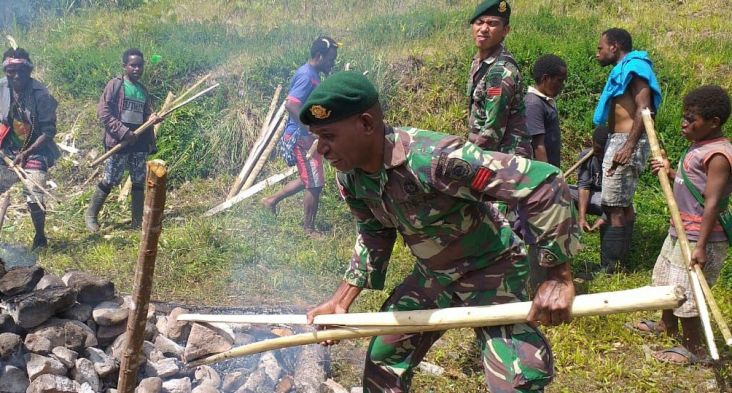 Satgas Pamrahwan Yonif 754/ENK Kostrad Bersama Warga  Opitawak Bakar Batu