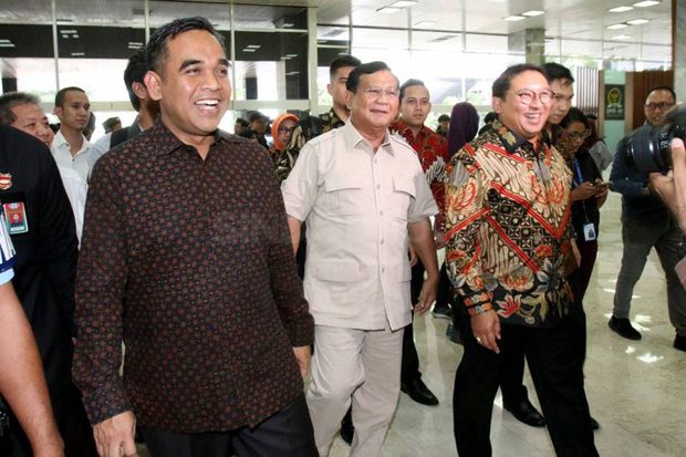Prabowo Beri Sebilah Keris ke Fadli Zon di Rapimnas Gerindra