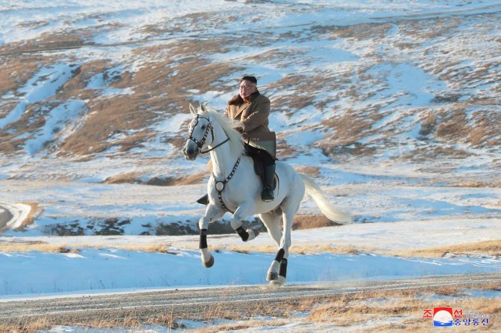 Kirim Pesan Menantang, Kim Jong-un Naik Kuda Putih di Gunung Suci