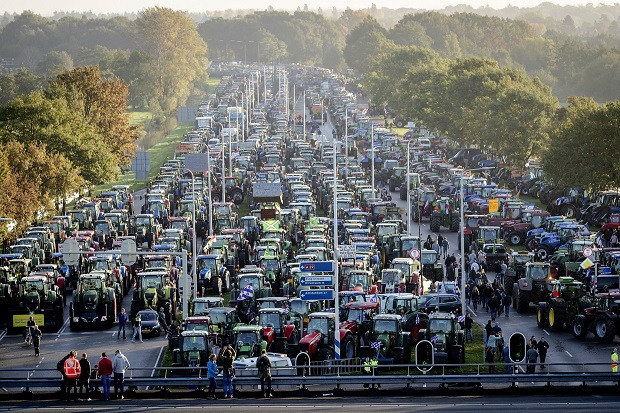 Lagi, Ribuan Petani Belanda Demo dengan Traktor Lumpuhkan Jalan
