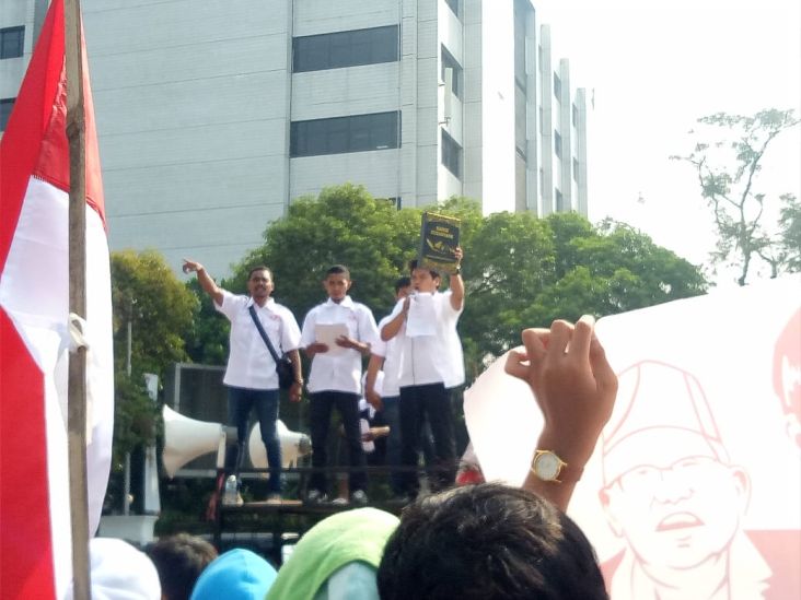 Jelang Pelantikan, Jokowi dihadiahi Mahasiswa Kotak Hitam