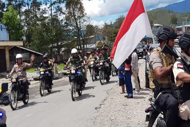 Pangdam Cenderawasih dan Kapolda Papua Patroli Keliling Wamena dengan Motor