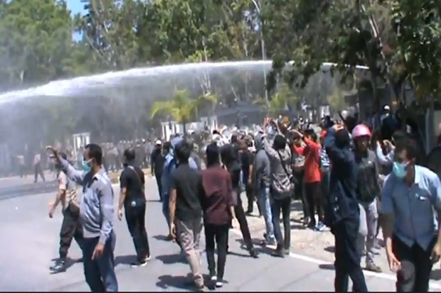 Polisi Pukul Mundur Mahasiswa yang Berusaha Terobos Barikade di Mapolda Sultra