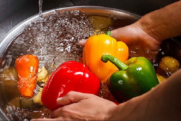 5 Makanan yang Sebaiknya Tidak Dicuci Sebelum Dimasak