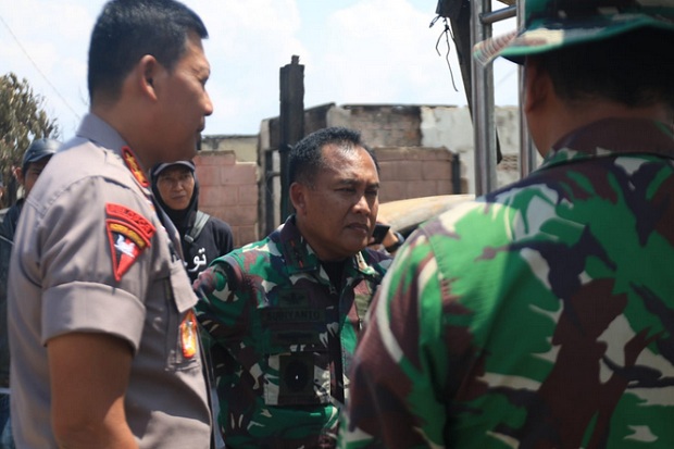 Pangdam Mulawarman Pimpin Personel TNI/Polri Bersihkan Puing Sisa Kerusuhan di Penajam