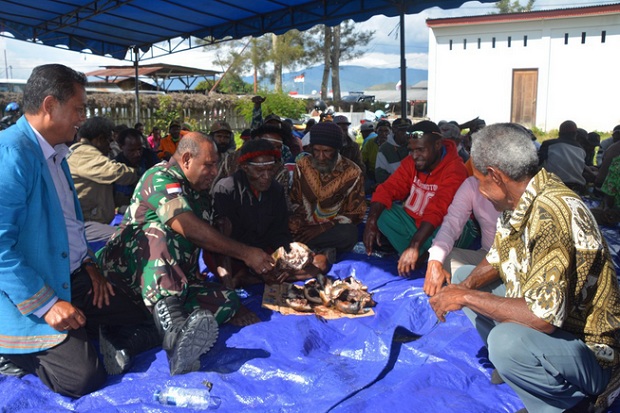 Pangdam dan Kepala Suku Gelar Bakar Batu bersama Warga di Wamena