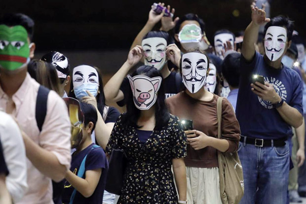 Masker Wajah Dilarang, Demonstran Hong Kong Gunakan Topeng Kartun