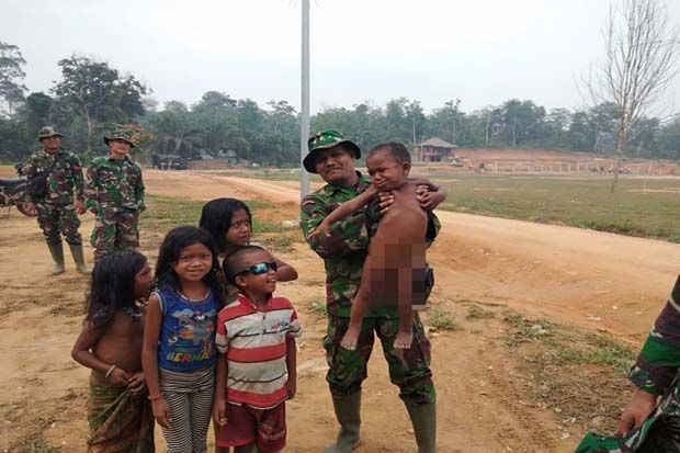 Berinteraksi dengan Suku Anak Dalam Jadi Kesan Tersendiri bagi TNI