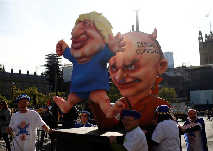 Demonstran Arak Patung Lucifer Brexit dan Miliarder Pendukungnya