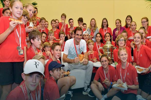Roger Federer dan Ritual Makan Pizza Bareng Ball Boy & Ball Girl