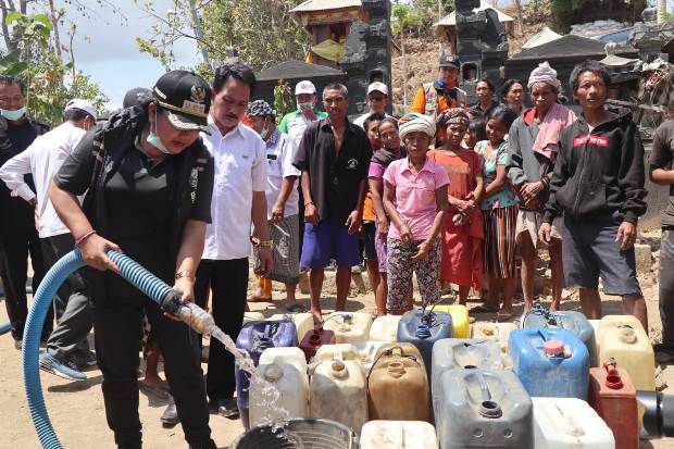 Bupati Karangasem Mas Sumatri Distribusikan Air Bersih ke Sejumlah Desa