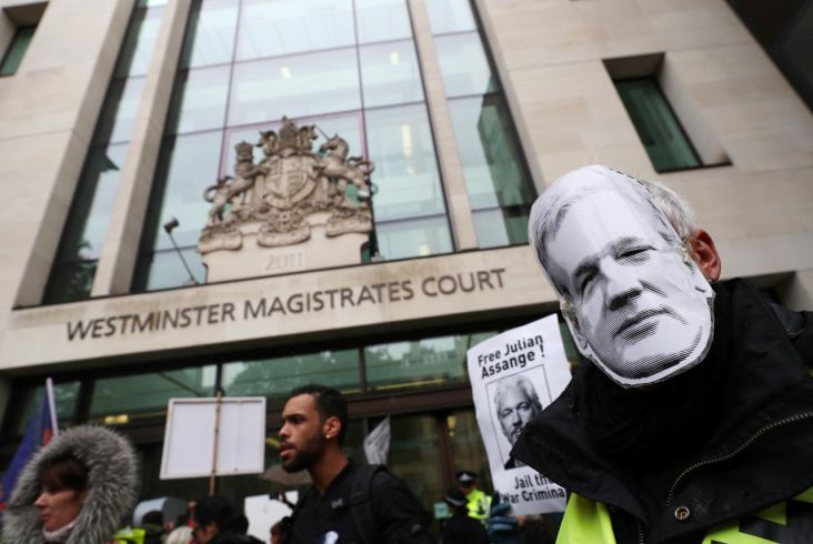 Pendiri WikiLeaks Muncul di Pengadilan London Tanpa Jenggot