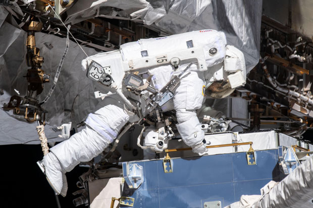 Pertama Kali dalam Sejarah, Dua Astronot Perempuan Lakukan Spacewalk