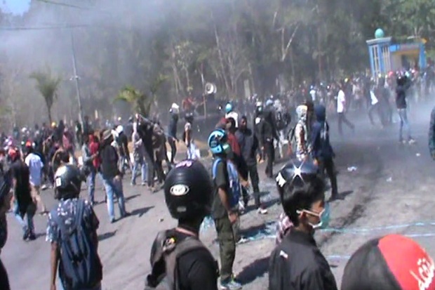 Demo di Depan Markas Polda Sultra Rusuh, Polisi Dikeroyok Mahasiswa