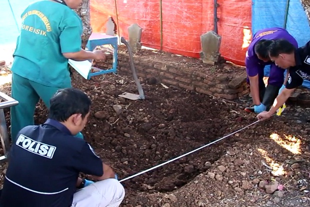 Diduga Tewas Tak Wajar, Makam Petani Dibongkar