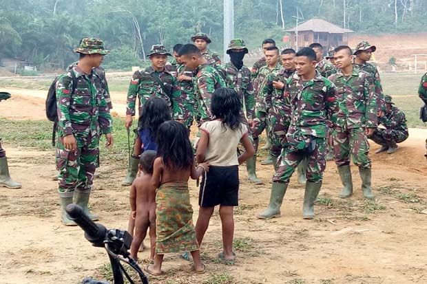 Begini Akrabnya Personel TNI dengan Bocah Suku Anak Dalam