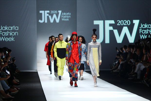 Parade Fashion Buka Jakarta Fashion Week 2020 di Senayan City