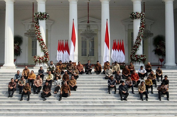 Makna di Balik Lesehan Jokowi Saat Umumkan Kabinet Indonesia Maju