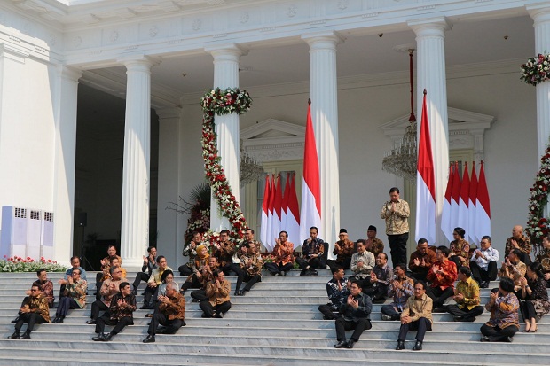Jokowi Ungkap Alasan Umumkan Kabinet Sambil Duduk di Tangga Istana