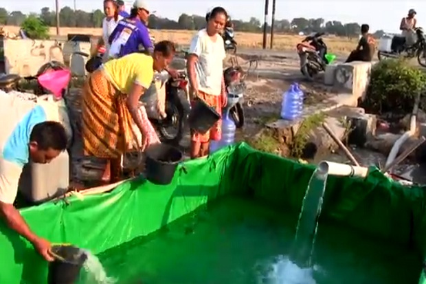 Kekeringan, Warga Cirebon Terpaksa Ambil Air di Tengah Sawah