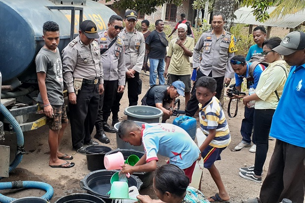 Polres Sikka Droping Air Bersih ke Kampung Hoder