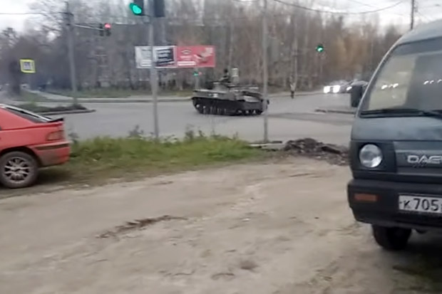 Sebuah Tank Tabrak Mobil di Jalan Raya yang Sibuk di Rusia