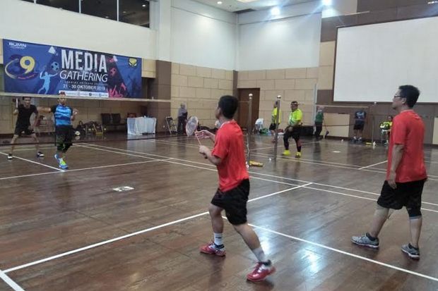 Abipraya dan Awak Media Adu Teknik di Lapangan Bulu Tangkis dan Futsal