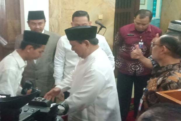 Usai Salat Jumat, Prabowo Berikan Santunan ke Yatim Piatu
