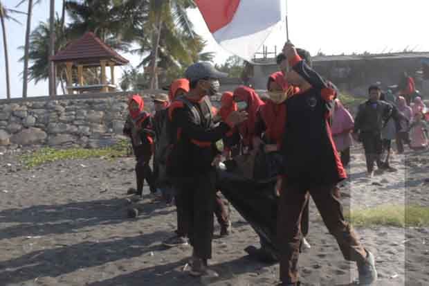 Peserta Lintas Alam Punguti Sampah di Pantai Lombok Timur
