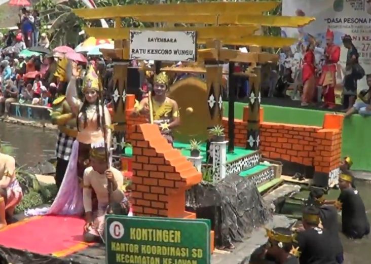 Unik dan Menarik, Karnaval di Atas Sungai Pasuruan Disambut Antusias
