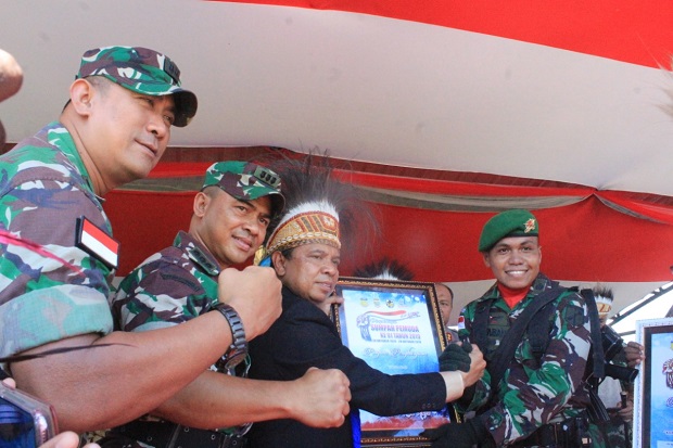 Satgas Yonif 713/ST Dapatkan Penghargaan dari Kabupaten Keerom Papua