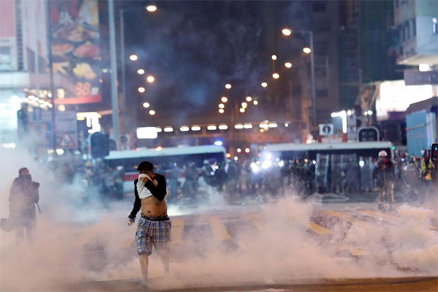 Demonstran Hong Long Lemparkan Bom Molotov dan Bakar Toko