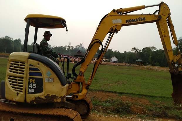 Personel TNI Ini Lihai  Mengoperasikan Excavator di Lokasi TMMD