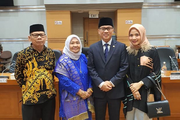 Dilantik Jadi Ketua Komisi VIII DPR, Yandri Susanto Ajak Keluarga