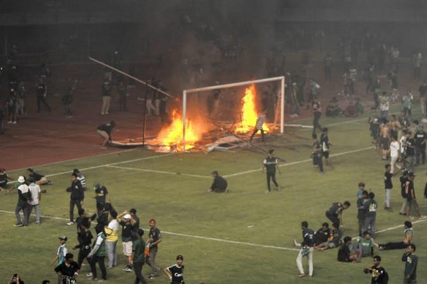 Buntut Aksi Pembakaran di Stadion GBT, Persebaya Dihukum Berat