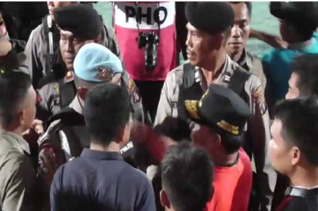 Aksi Gubernur Sugianto Sabran Protes Wasit dengan Melempar Botol Air Mineral Ke Lapangan Viral