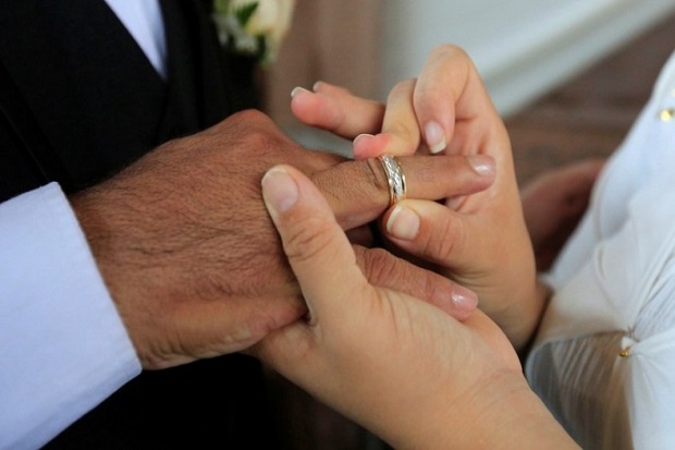 Seorang Istri Gugat Suaminya Rp8 Miliar karena Mengaku Gay