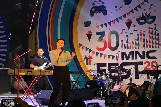 Diguyur Gerimis, Isyana Sarasvati Hebohkan Panggung MNC Fest