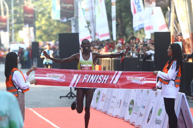 Pelari Kenya Juara Run Makassar Half Marathon Kategori Open