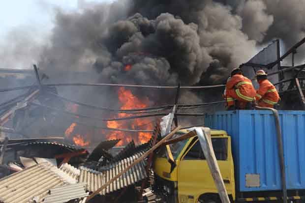 Pabrik Tinta Margomulyo Surabaya Ludes Terbakar