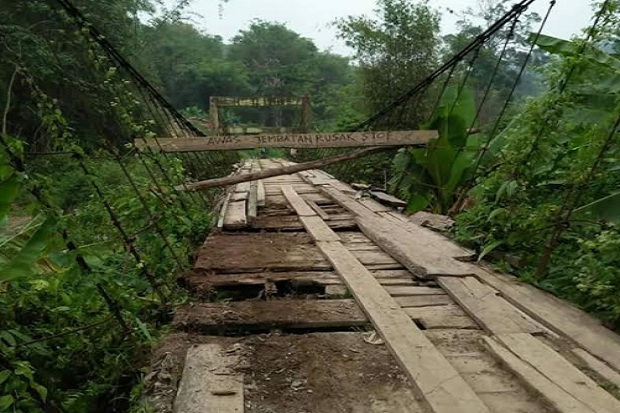 Jembatan Nyaris Putus, Satu Desa di Merangin Terisolir