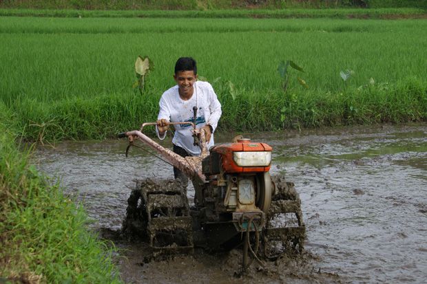 Alsintan Dapat Tarik Minat Generasi Muda Purwakarta ke Pertanian