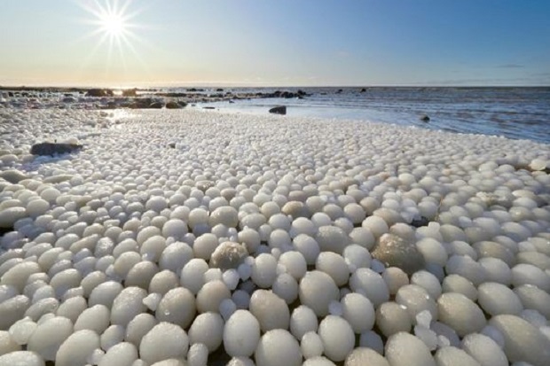 Viral, Es Berbentuk Telur Bemunculan di Pantai Finlandia