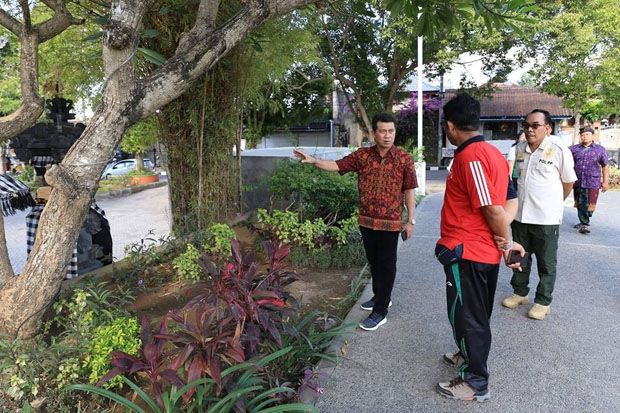 Mempercantik Kota Klungkung, Bupati Suwirta Kembali Menata Taman