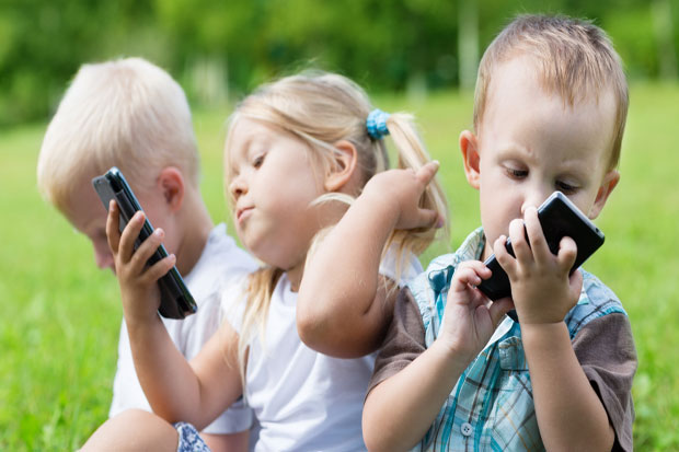 Hasil Riset Sebut Layar Ponsel dan Televisi Ganggu Perkembangan Otak Anak