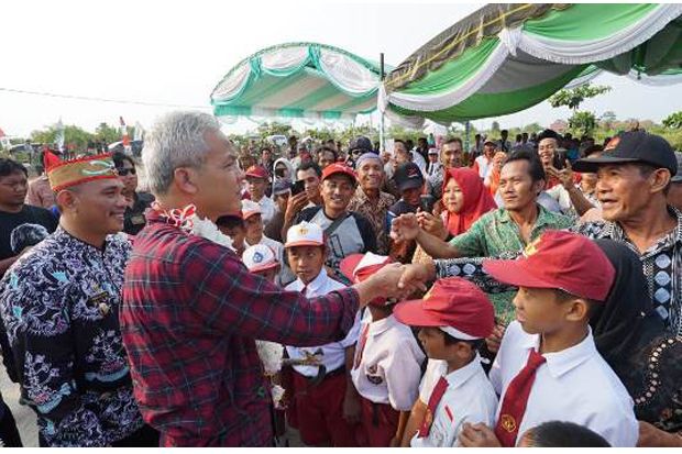Ganjar Obati Kangen Warga Transmigran Asal Jateng di Kalimantan