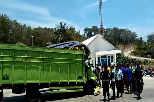 Truk Hantam Truk di Lampung Selatan, Dua Tewas